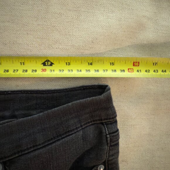 Two Pairs of Levi's Skinny Jeans (Sizes 28 & 29) - Picture 10 of 11